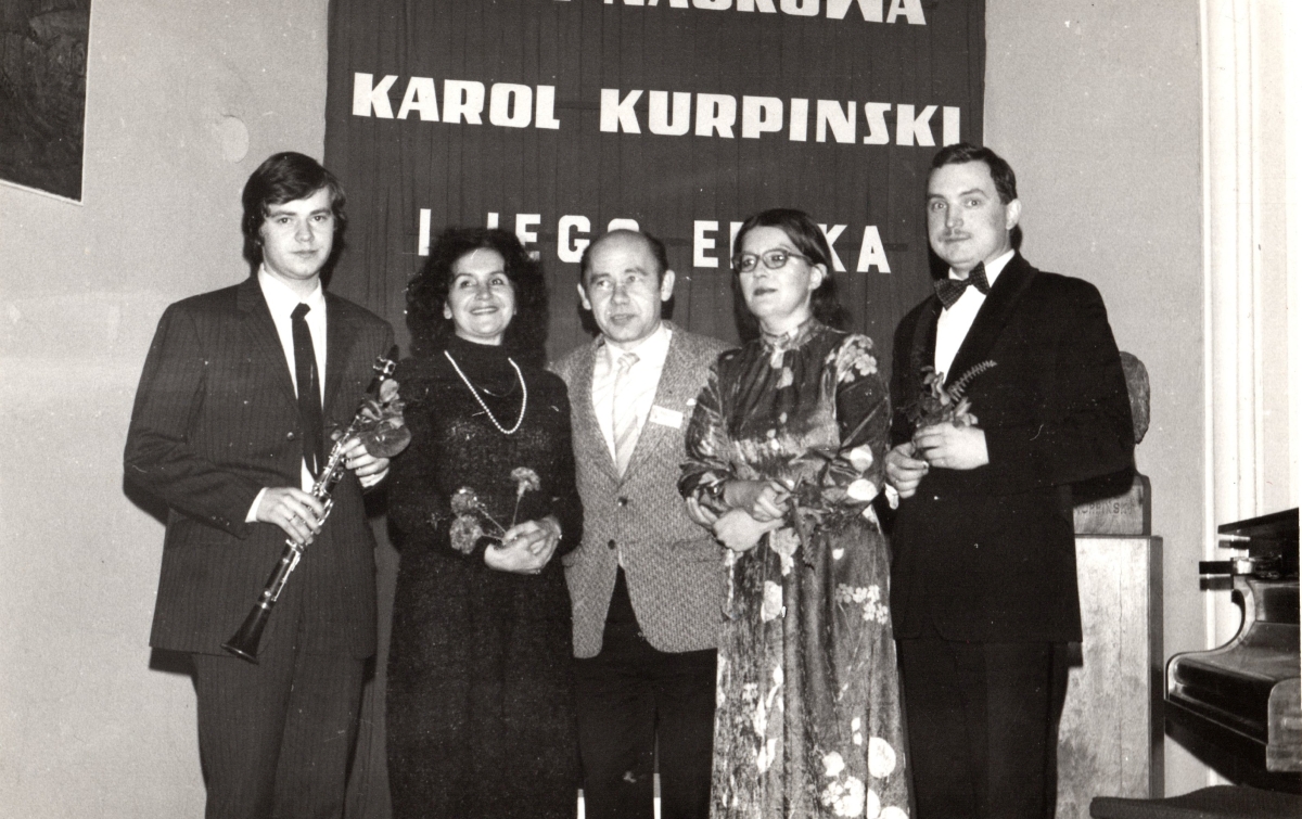 Mieczysław Leśniczak (pierwszy z prawej) jako uczestnik koncertu z okazji 200. rocznicy urodzin Kurpińskiego w 1985 r. Od lewej: Paweł Drobnik, Urszula Borzdyńska, Karol Muszkieta i Małgorzata Szpinalska