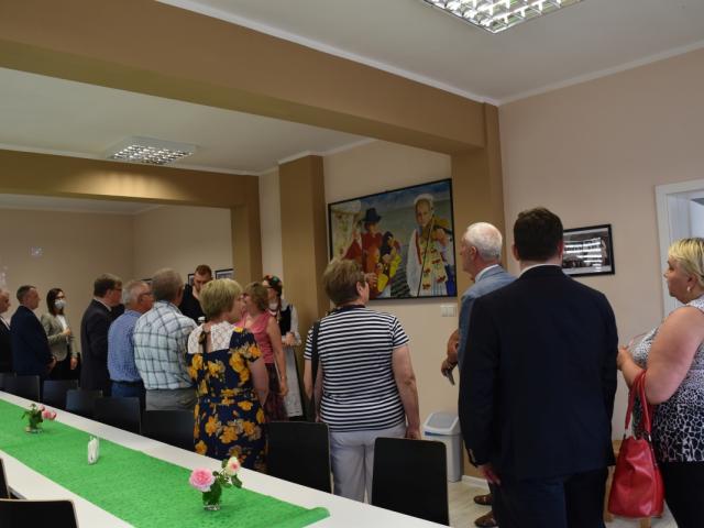 Uczestnicy wydarzenia podziwiający stałą wystawę zdjęć zgromadzoną w Gminnym Centrum Kultury w Bukówcu Górnym