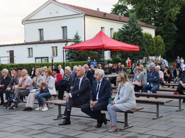 Publiczność zgromadzona przed Pałacem Sułkowskich we Włoszakowicach