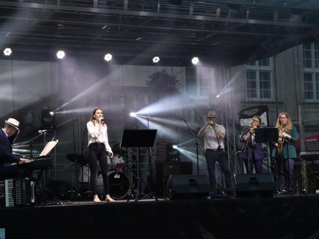 Mariusz Kowalczyk (pianino cyfrowe), Halina Kaczmarek (śpiew), Grzegorz Thiel (trąbka), Julia Bajon (puzon) i Martyna Bajon (saksofon) wykonujący koncert