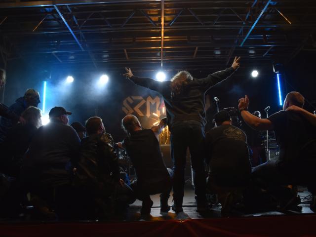 Członkowie zespołów Berlin Blues i 4 Szmery wykonują sobie wspólne zdjęcie z publicznością
