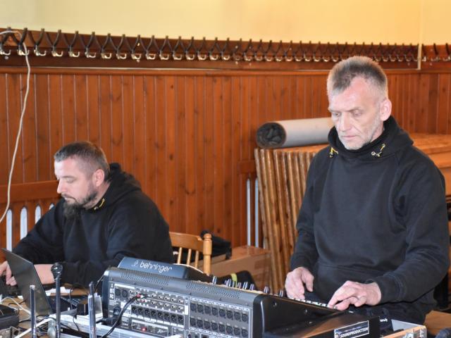 Dariusz Wandolski i Wojciech Białasik z firmy Soundproduction czuwają nad właściwym nagłośnieniem wydarzenia