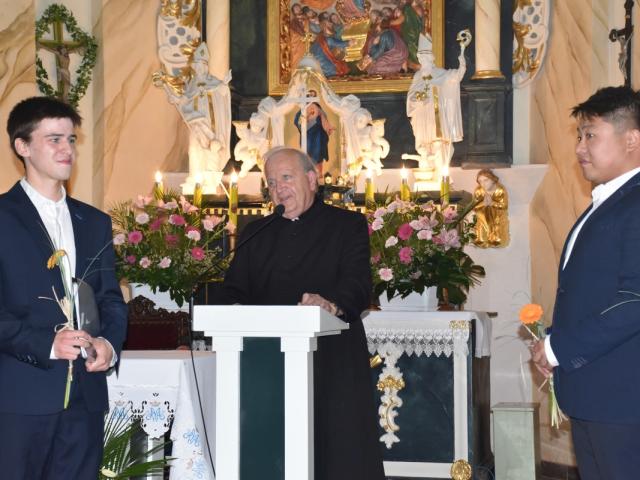 Kustosz sanktuarium maryjnego w Charbielinie ksiądz Leszek Grzelak dziękuje występującym za koncert
