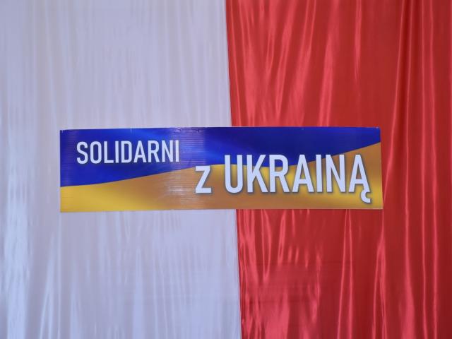 Napis „Solidarni z Ukrainą” na biało-czerwonej fladze