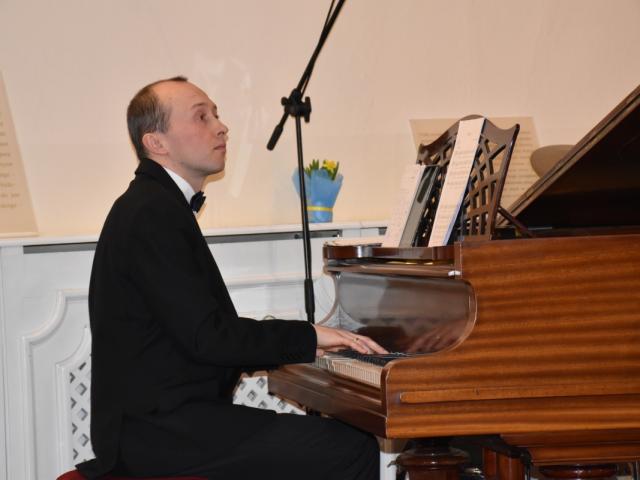 Mariusz Kowalczyk gra na fortepianie