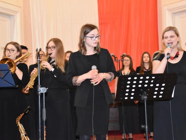 Solistki Paulina Janura i Zuzanna Jędrzychowska oraz instrumentalistki MartynaBajon (saksofon) i Julia Bajon (puzon)