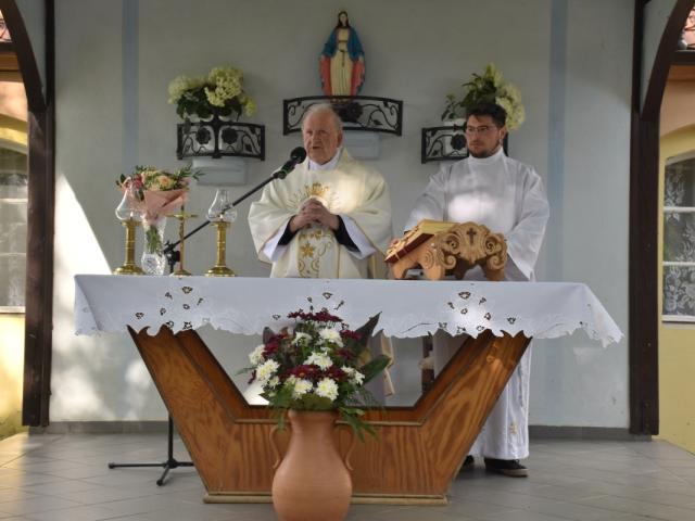 Proboszcz parafii pw. św. Jakuba Większego Ap. w Dłużynie ksiądz kanonik Leszek Grzelak odprawia mszę świętą