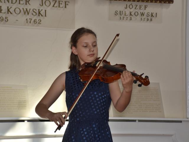 Paulina Pawłowska gra na skrzypcach