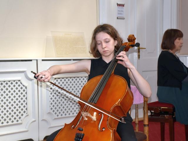 Natalia Danecka gra na wiolonczeli