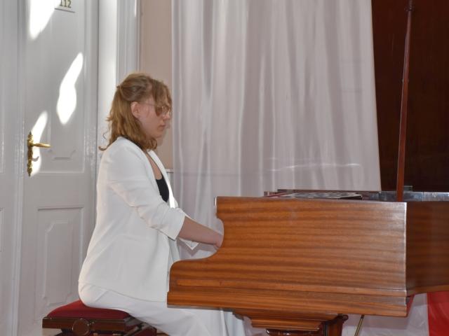 Maria Kasińska gra na fortepianie