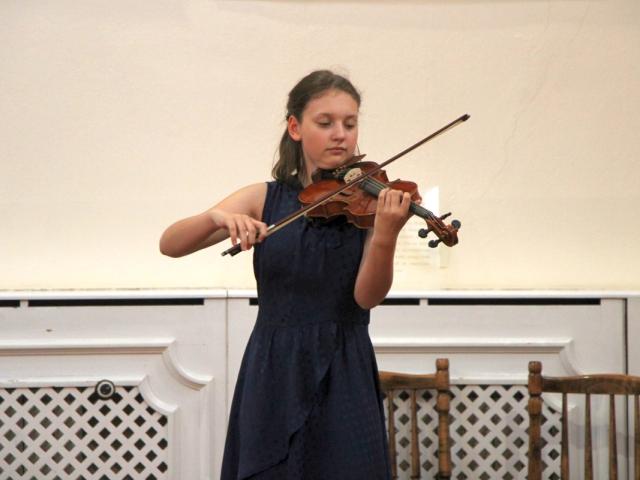 Paulina Pawłowska gra na skrzypcach