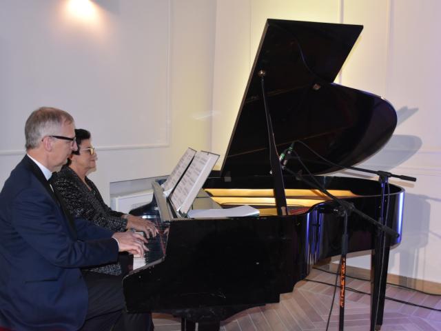 Mariola Jagodzik i Marek Wodawski grają na fortepianie