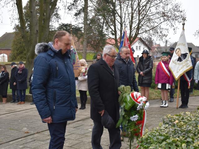 Delegacja sołtysa i Rady Sołeckiej Bukówca Górnego składa wiązankę kwiatów przy tablicach pamiątkowych