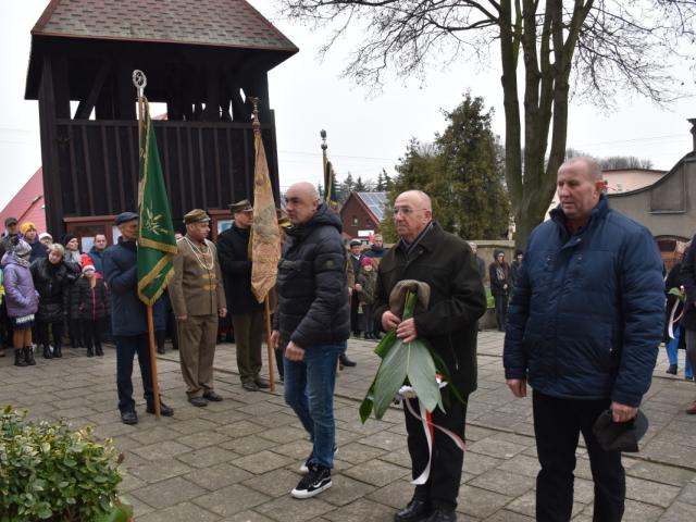 Delegacja Hodowców Koni w Bukówcu Górnym składa wiązankę kwiatów przy tablicach pamiątkowych