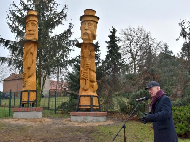 Wójt gminy Włoszakowice Robert Kasperczak opowiada o rzeźbach