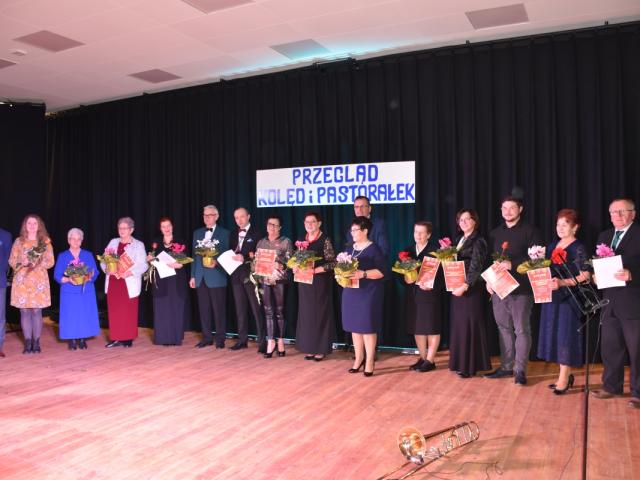 Wspólne zdjęcie wójta gminy Włoszakowice Roberta Kasperczaka z kierownikami, prezesami, instruktorami i dyrygentami zespołów i chórów