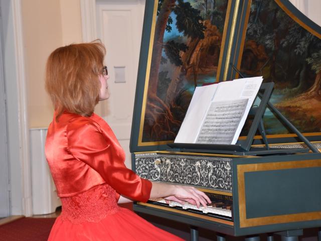 Paulina Tkaczyk-Cichoń gra na klawesynie