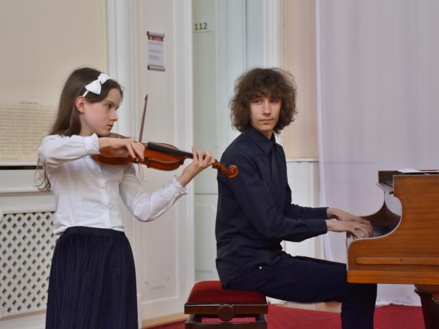 Jakub Chwastyniak gra na fortepianie, a Marysia Chwastyniak na skrzypcach