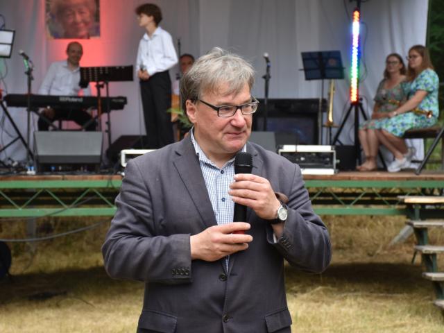 Dyrektor Gminnego Ośrodka Kultury we Włoszakowicach Paweł Borowiec oficjalnie otwiera spotkanie