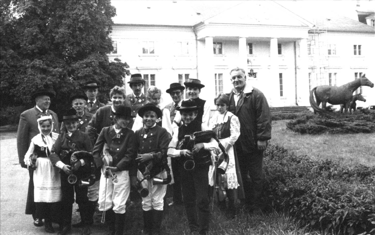 Antoni Kaczmarek (pierwszy z prawej) z bukówiecką kapelą dudziarską i innymi kapelami przed pałacem w Racocie (lata 80. XX w.). Pierwszy z lewej Edward Ignyś