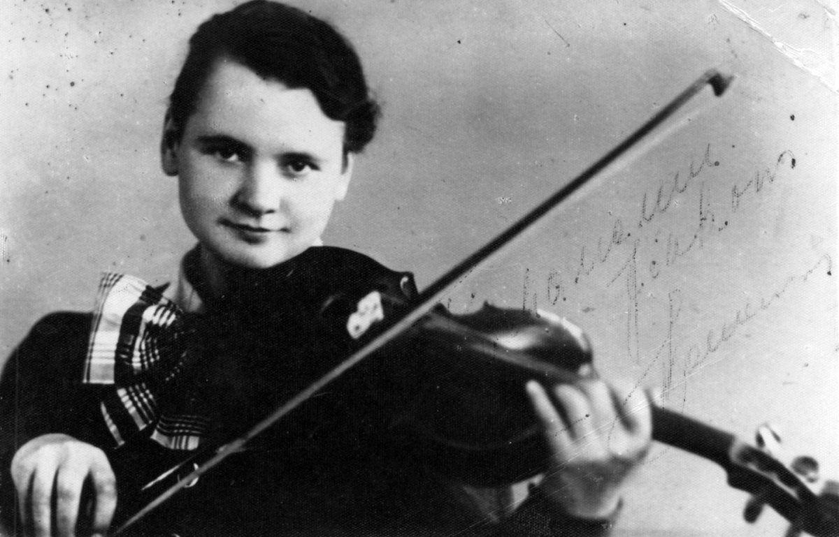 Marianna Dudek-Maćkowiak w wieku 20 lat z nieodłącznymi skrzypcami