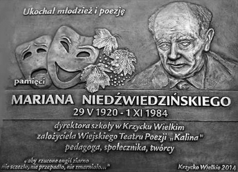 Tablica pamiątkowa poświęcona Marianowi Niedźwiedzińskiemu w szkole w Krzycku Wielkim