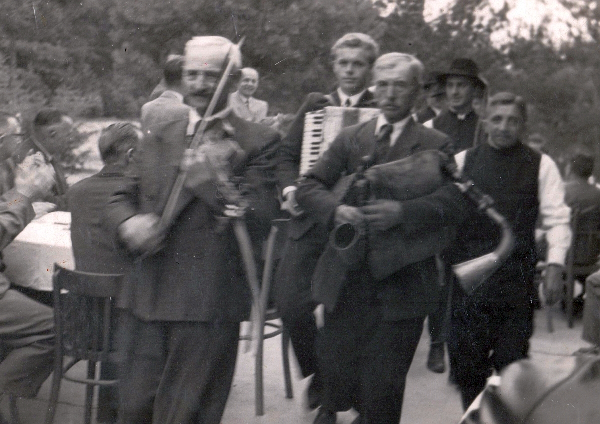 Florian Ratajczak i Piotr Ratajszczak podczas występu Zespołu Regionalnego z Włoszakowic w Boszkowie (1960). Z tyłu widoczny Stefan Skorupiński