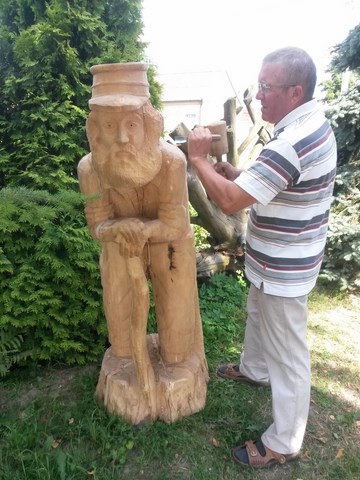 Jerzy Sowijak pracujący nad rzeźbą przedstawiającą tzw. Bartka z Piekła