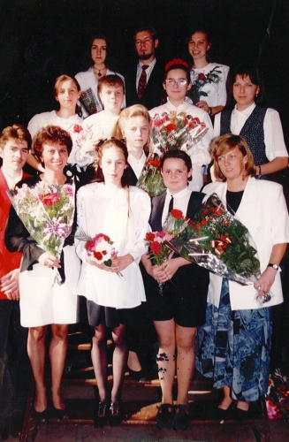 Absolwenci Ogniska (rok szkolny 1993/1994) wraz z długoletnimi nauczycielami: Ludwiką Benyskiewicz i Lechem Erbertem oraz nauczycielką Mariolą Jagodzik