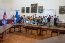 Wspólne zdjęcie uczestników warsztatów w Sali Trójkątnej Pałacu Sułkowskich we Włoszakowicach