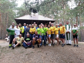 Uczestnicy zlotu w kaplicy leśnej w Boszkowie-Letnisku