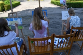 Uczestniczki pleneru malarskiego malują obrazy