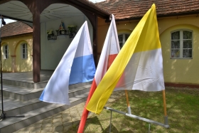 Flagi Polski, papieska i maryjna